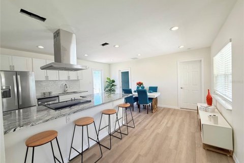 House in Saint Petersburg, Florida 3 bedrooms, 117.99 sq.m. № 2296514 - photo 7