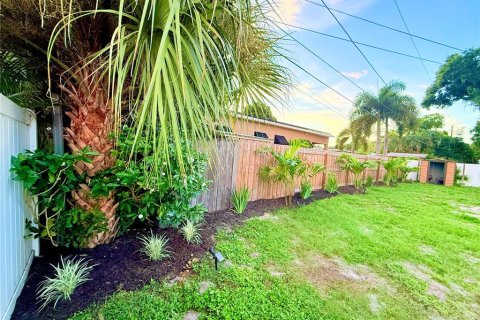 House in Saint Petersburg, Florida 3 bedrooms, 117.99 sq.m. № 2296514 - photo 25
