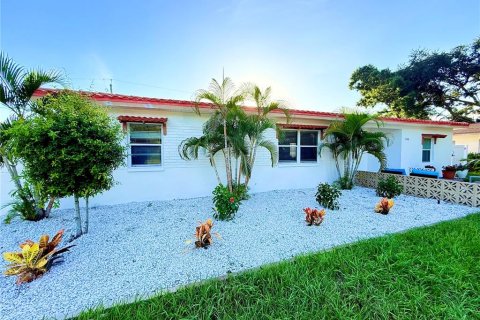 House in Saint Petersburg, Florida 3 bedrooms, 117.99 sq.m. № 2296514 - photo 4