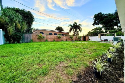 House in Saint Petersburg, Florida 3 bedrooms, 117.99 sq.m. № 2296514 - photo 24