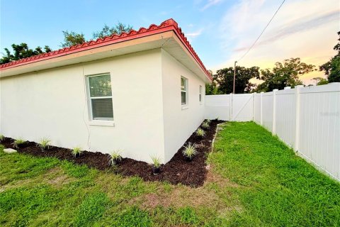 House in Saint Petersburg, Florida 3 bedrooms, 117.99 sq.m. № 2296514 - photo 21