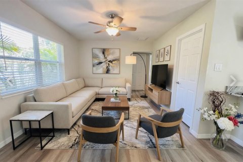 House in Saint Petersburg, Florida 3 bedrooms, 117.99 sq.m. № 2296514 - photo 6
