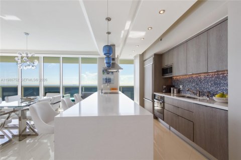 Condo in Hallandale Beach, Florida, 3 bedrooms  № 2053023 - photo 9