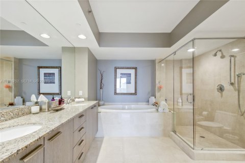 Condo in Hallandale Beach, Florida, 3 bedrooms  № 2053023 - photo 13