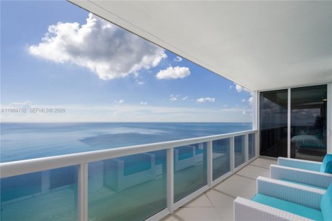 Condo in Hallandale Beach, Florida, 3 bedrooms  № 2053023 - photo 25