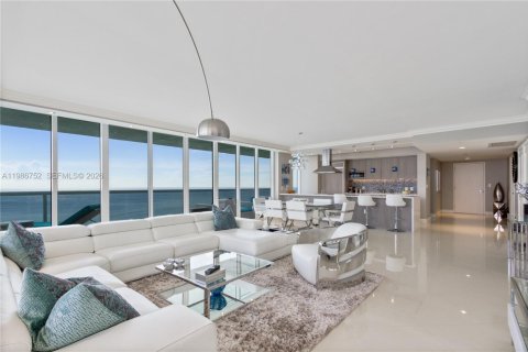 Condo in Hallandale Beach, Florida, 3 bedrooms  № 2053023 - photo 3