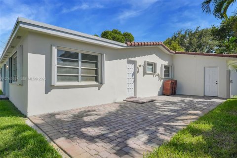 House in Miami Lakes, Florida 3 bedrooms, 150.69 sq.m. № 2182029 - photo 16