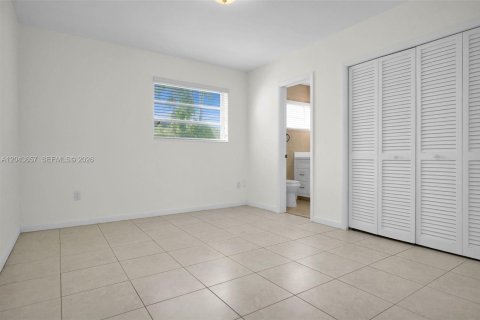 House in Miami Lakes, Florida 3 bedrooms, 150.69 sq.m. № 2182029 - photo 9