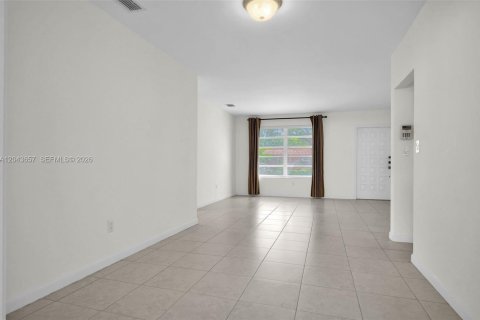 House in Miami Lakes, Florida 3 bedrooms, 150.69 sq.m. № 2182029 - photo 24