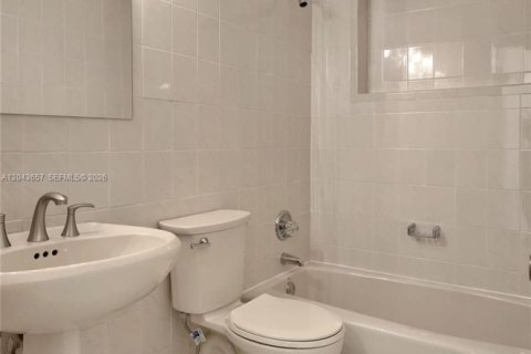 House in Miami Lakes, Florida 3 bedrooms, 150.69 sq.m. № 2182029 - photo 13