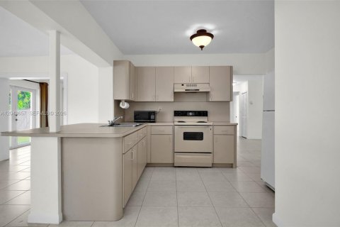 House in Miami Lakes, Florida 3 bedrooms, 150.69 sq.m. № 2182029 - photo 5