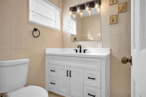 House in Miami Lakes, Florida 3 bedrooms, 150.69 sq.m. № 2182029 - photo 10