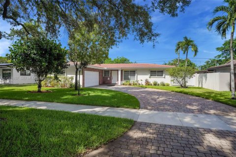 House in Miami Lakes, Florida 3 bedrooms, 150.69 sq.m. № 2182029