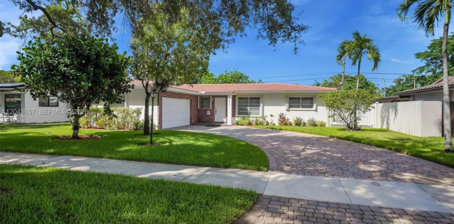 House in Miami Lakes, Florida 3 bedrooms, 150.69 sq.m. № 2182029