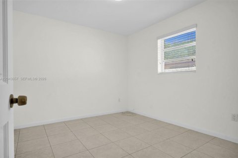 House in Miami Lakes, Florida 3 bedrooms, 150.69 sq.m. № 2182029 - photo 14