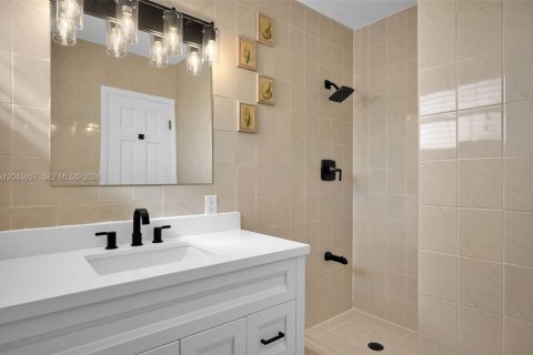 House in Miami Lakes, Florida 3 bedrooms, 150.69 sq.m. № 2182029 - photo 11