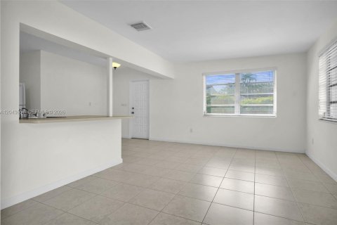 House in Miami Lakes, Florida 3 bedrooms, 150.69 sq.m. № 2182029 - photo 7