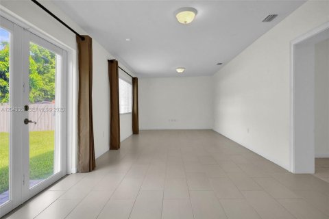 House in Miami Lakes, Florida 3 bedrooms, 150.69 sq.m. № 2182029 - photo 2