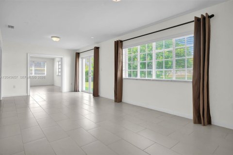 House in Miami Lakes, Florida 3 bedrooms, 150.69 sq.m. № 2182029 - photo 4