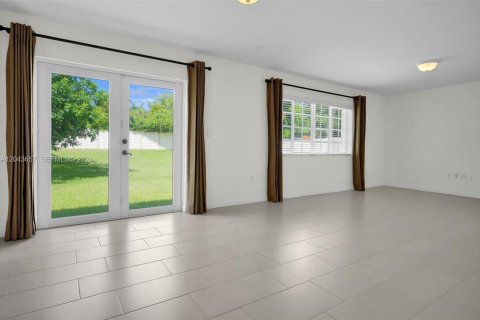 House in Miami Lakes, Florida 3 bedrooms, 150.69 sq.m. № 2182029 - photo 3