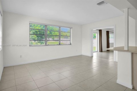 House in Miami Lakes, Florida 3 bedrooms, 150.69 sq.m. № 2182029 - photo 6