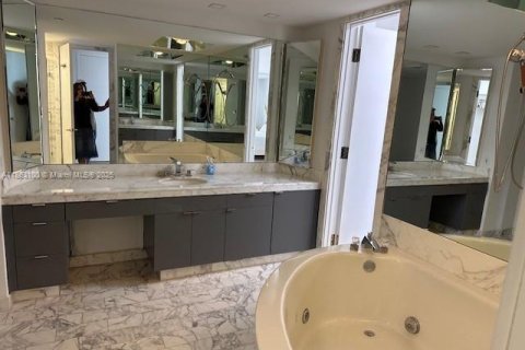 Condo in Aventura, Florida, 3 bedrooms  № 1889825 - photo 15