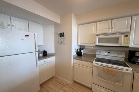 Condo in Saint Petersburg, Florida, 1 bedroom № 2205840 - photo 10