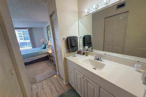 Condo in Saint Petersburg, Florida, 1 bedroom № 2205840 - photo 20