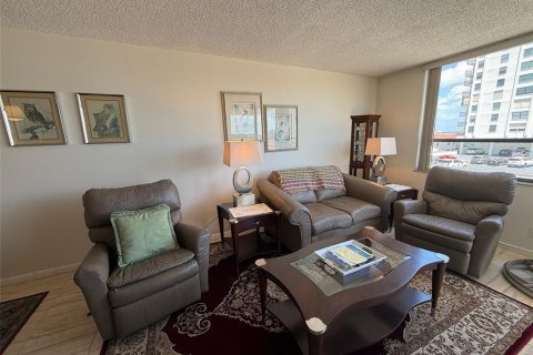 Condo in Saint Petersburg, Florida, 1 bedroom № 2205840 - photo 3