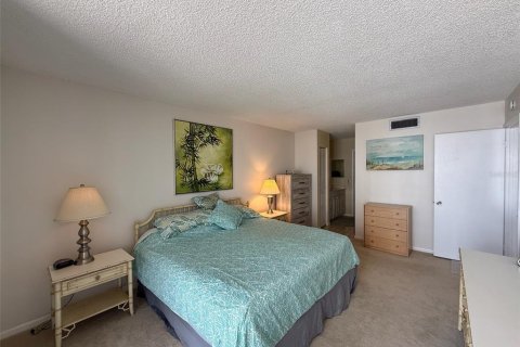 Condo in Saint Petersburg, Florida, 1 bedroom № 2205840 - photo 16