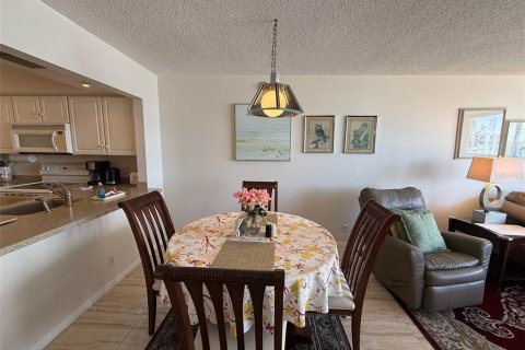 Condo in Saint Petersburg, Florida, 1 bedroom № 2205840 - photo 7