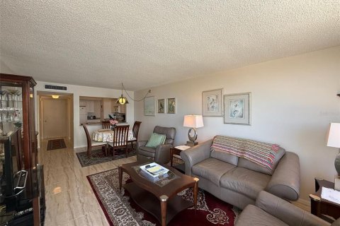 Condo in Saint Petersburg, Florida, 1 bedroom № 2205840 - photo 2