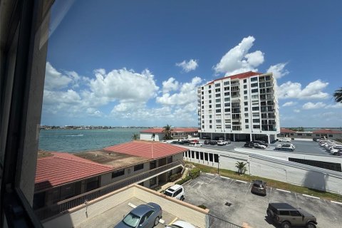 Condo in Saint Petersburg, Florida, 1 bedroom № 2205840 - photo 14