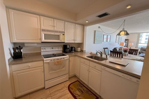 Condo in Saint Petersburg, Florida, 1 bedroom № 2205840 - photo 9