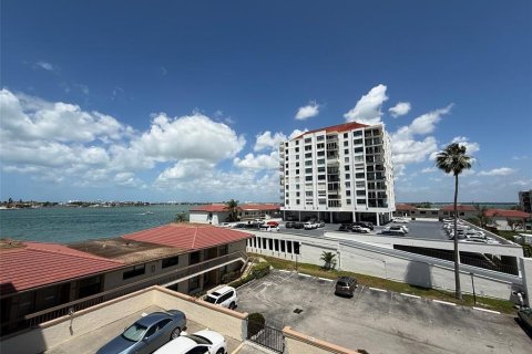 Condo in Saint Petersburg, Florida, 1 bedroom № 2205840 - photo 12