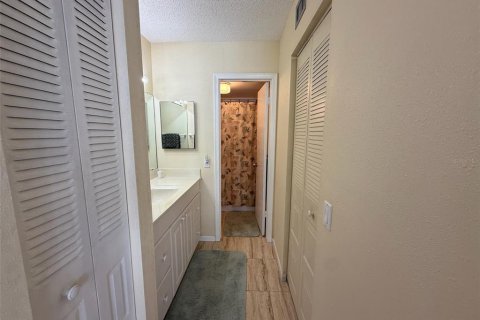 Condo in Saint Petersburg, Florida, 1 bedroom № 2205840 - photo 18