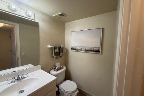 Condo in Saint Petersburg, Florida, 1 bedroom № 2205840 - photo 22