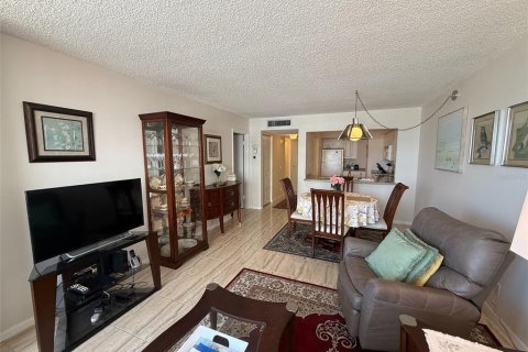 Condo in Saint Petersburg, Florida, 1 bedroom № 2205840 - photo 4