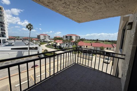 Condo in Saint Petersburg, Florida, 1 bedroom № 2205840 - photo 11