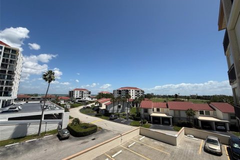Condo in Saint Petersburg, Florida, 1 bedroom № 2205840 - photo 13