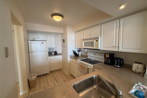 Condo in Saint Petersburg, Florida, 1 bedroom № 2205840 - photo 8