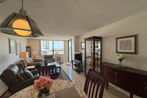 Condo in Saint Petersburg, Florida, 1 bedroom № 2205840 - photo 5