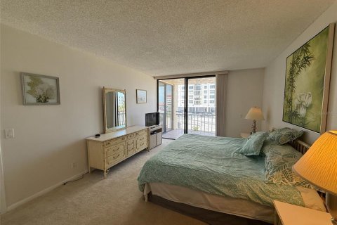 Condo in Saint Petersburg, Florida, 1 bedroom № 2205840 - photo 17