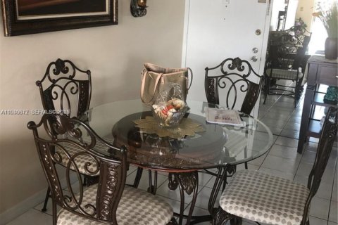 Condominio en alquiler en Hialeah, Florida, 2 dormitorios, 93.46 m2 № 1991526 - foto 3