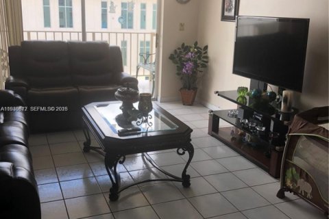Condominio en alquiler en Hialeah, Florida, 2 dormitorios, 93.46 m2 № 1991526 - foto 2