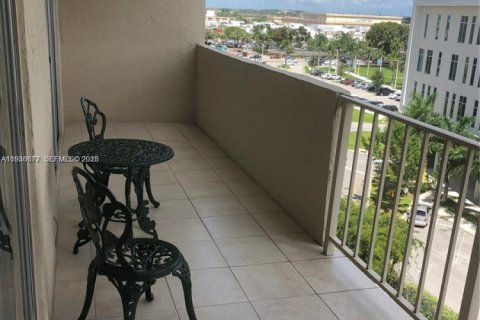 Condominio en alquiler en Hialeah, Florida, 2 dormitorios, 93.46 m2 № 1991526 - foto 1