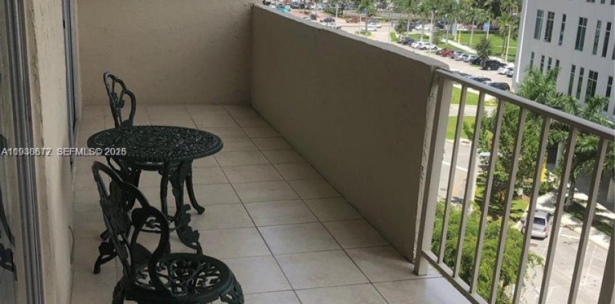 Condominio en Hialeah, Florida, 2 dormitorios  № 1991526