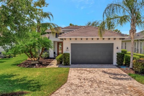 House in Bradenton, Florida 3 bedrooms, 188.96 sq.m. № 2200343 - photo 2