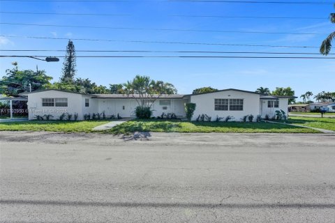 Commercial property in Hollywood, Florida 204.38 sq.m. № 1977941 - photo 1