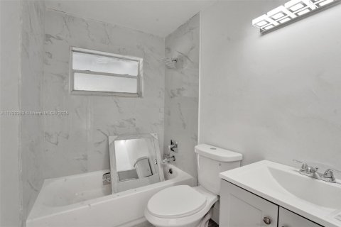 Commercial property in Hollywood, Florida 204.38 sq.m. № 1977941 - photo 10